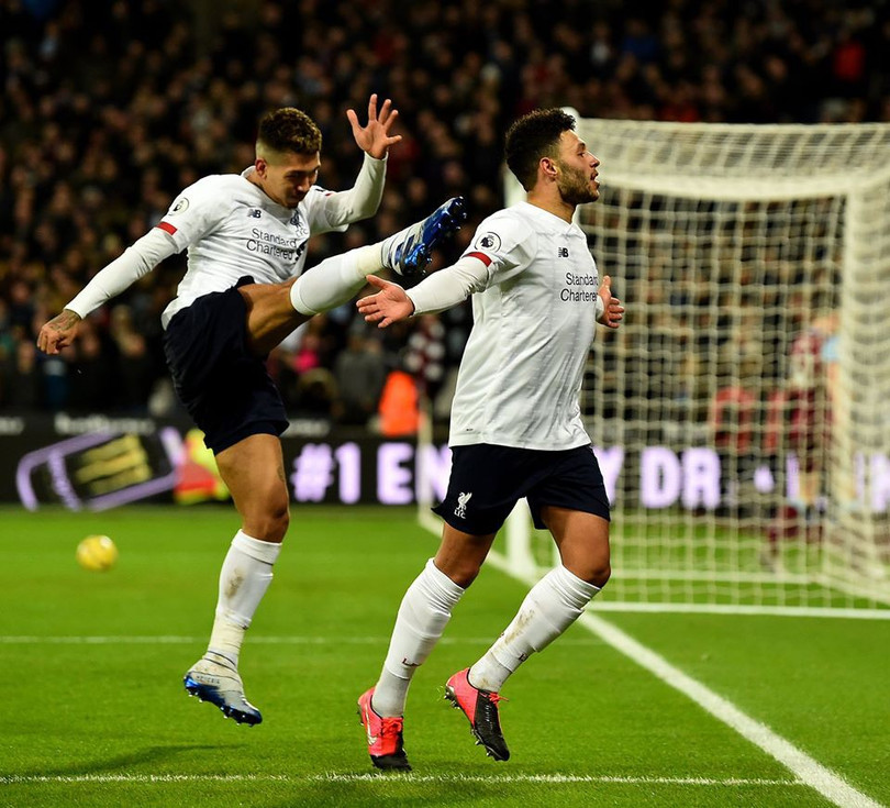Ảnh chế: Liverpool đánh bại mọi đối thủ ở Ngoại hạng Anh, cúp vô địch trong tay