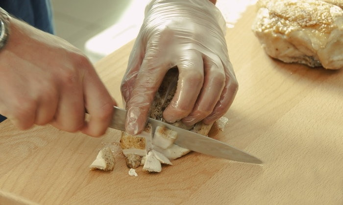 Đeo găng tay khi chế biến thực phẩm có thực sự giúp đảm bảo an toàn?