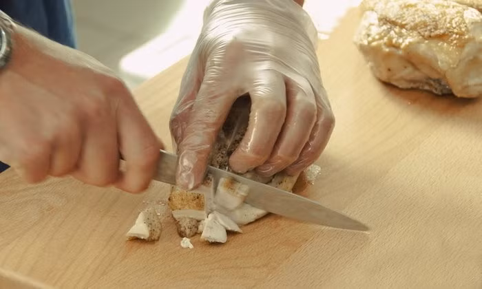 Đeo găng tay khi chế biến thực phẩm có thực sự giúp đảm bảo an toàn?