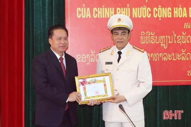 Chính phủ Lào tặng Huy chương phát triển cho Giám đốc Công an Hà Tĩnh