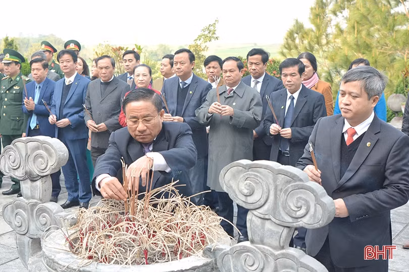 Lãnh đạo Hà Tĩnh dâng hương tại các di tích lịch sử nhân 90 năm ngày thành lập Đảng