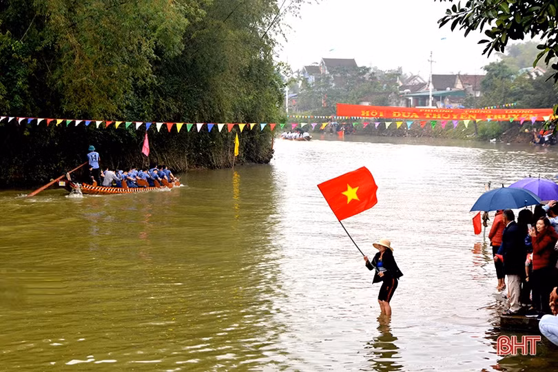 Tưng bừng Lễ hội đua thuyền truyền thống trên dòng sông Minh