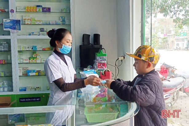 Nhiều hiệu thuốc, doanh nghiệp ở Hà Tĩnh phát khẩu trang miễn phí ảnh 2 Nhiều hiệu thuốc, doanh nghiệp ở Hà Tĩnh phát khẩu trang miễn phí