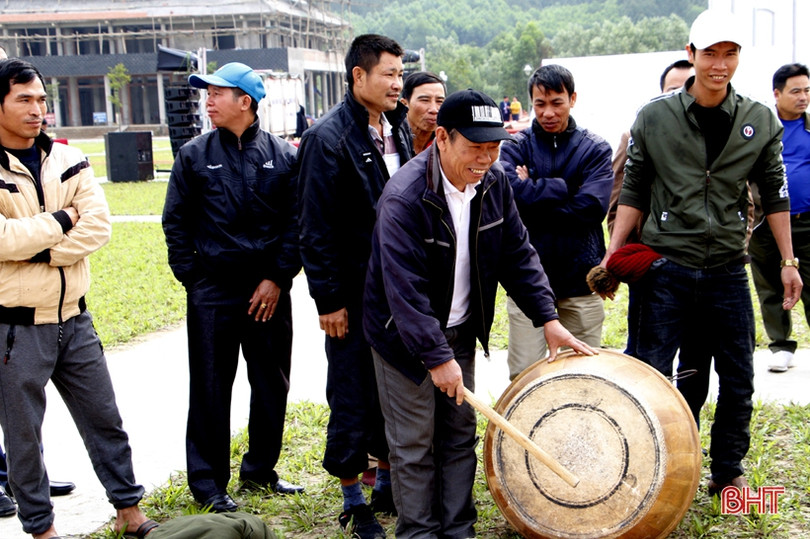 Du khách thích thú trải nghiệm các trò chơi dân gian tại lễ hội Chùa Hương