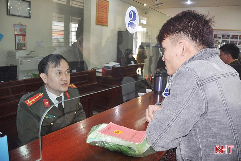 Gần 800 người đến làm thủ tục hộ chiếu, giấy thông hành 2 ngày đầu làm việc