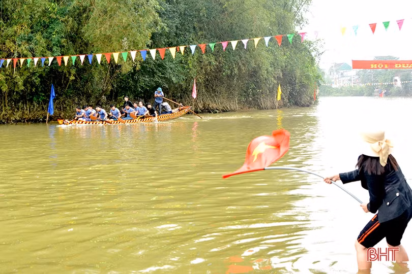 Tưng bừng Lễ hội đua thuyền truyền thống trên dòng sông Minh