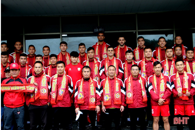 Thầy trò HLV Phạm Minh Đức ra sân tập luyện, chuẩn bị mùa giải mới