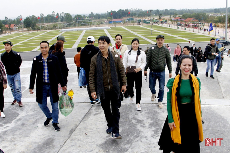 Chùa Hương Tích đón các đoàn khách từ Hà Nội và nước bạn Lào đến du xuân