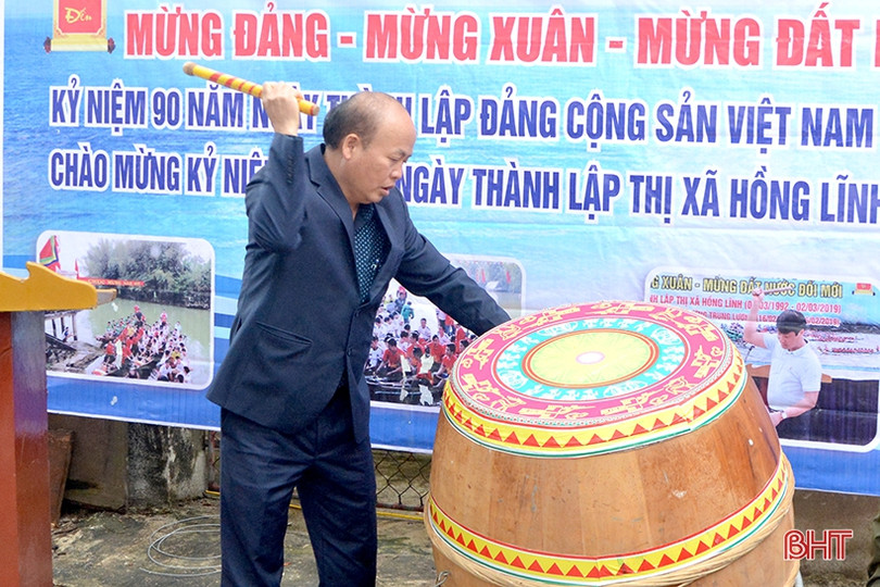 Tưng bừng Lễ hội đua thuyền truyền thống trên dòng sông Minh