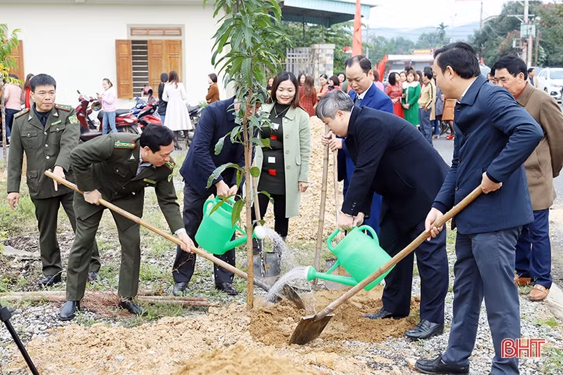 Chủ tịch UBND tỉnh Trần Tiến Hưng kiểm tra sản xuất và tham gia trồng cây đầu xuân tại huyện Vũ Quang