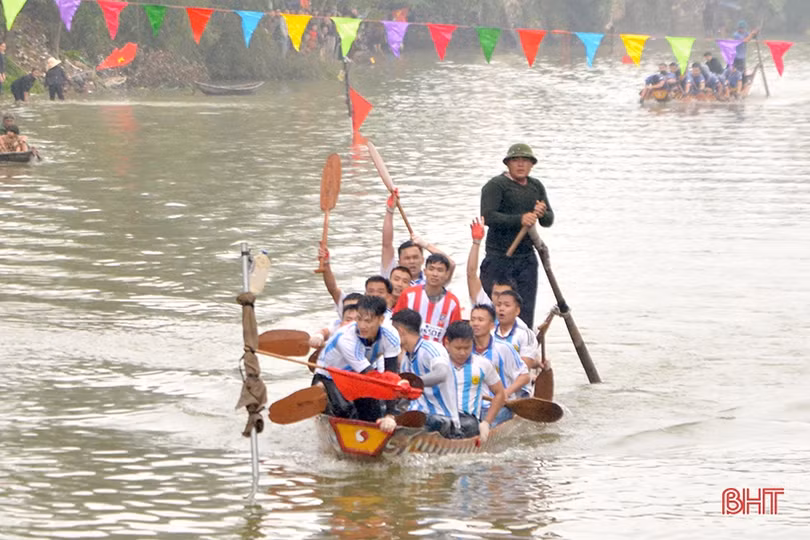 Tưng bừng Lễ hội đua thuyền truyền thống trên dòng sông Minh
