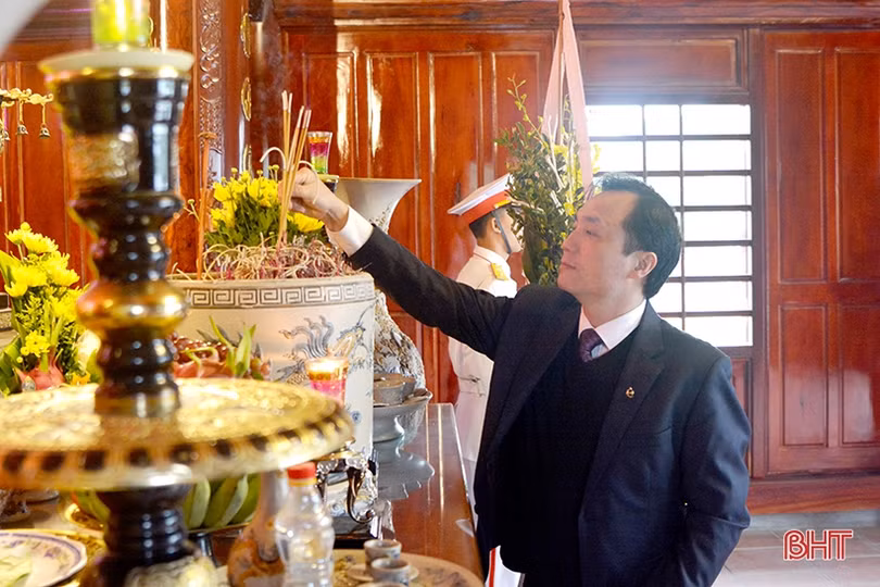 Lãnh đạo Hà Tĩnh dâng hương tại các di tích lịch sử nhân 90 năm ngày thành lập Đảng