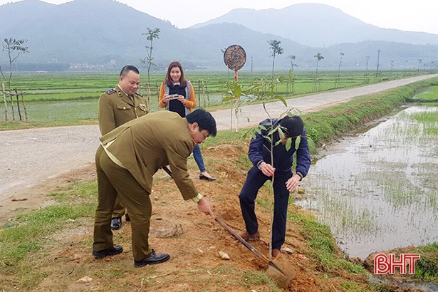Trồng cây xanh mừng 90 năm thành lập Đảng
