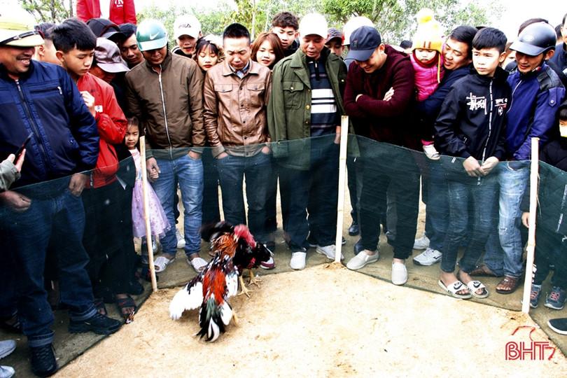 Du khách thích thú trải nghiệm các trò chơi dân gian tại lễ hội Chùa Hương