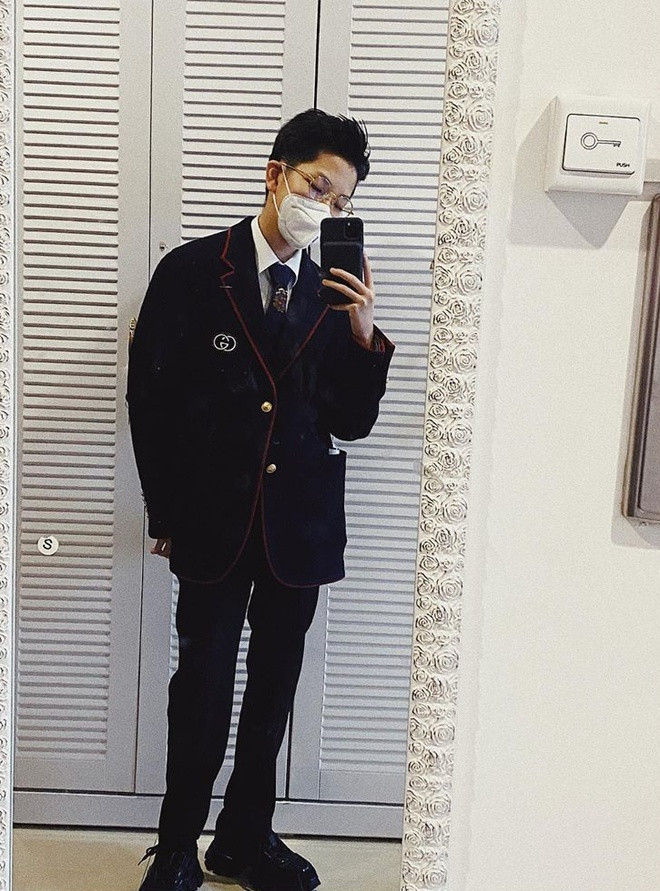 Giới trẻ phối đồ với khẩu trang vừa sành điệu vừa phòng dịch corona