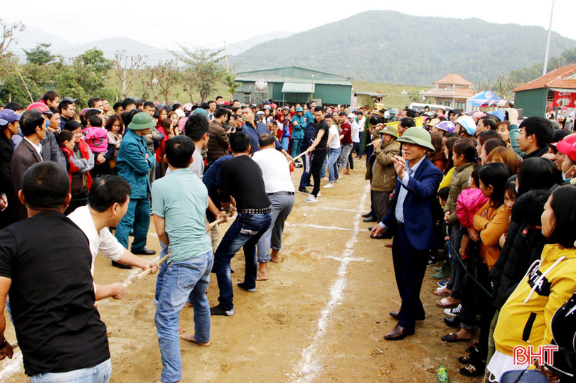 Du khách thích thú trải nghiệm các trò chơi dân gian tại lễ hội Chùa Hương
