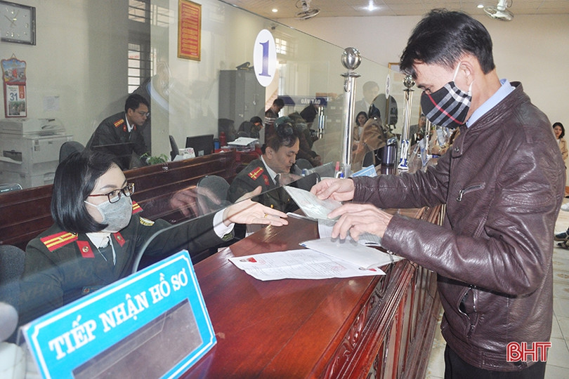 Gần 800 người đến làm thủ tục hộ chiếu, giấy thông hành 2 ngày đầu làm việc