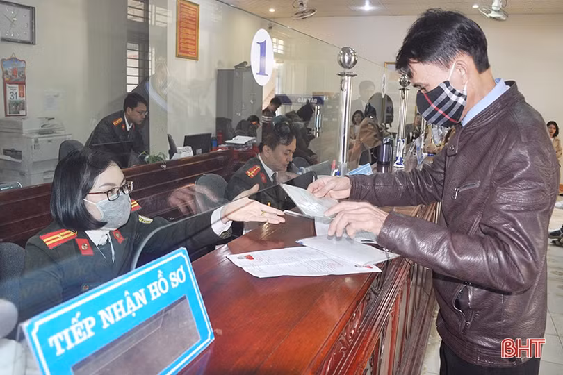 Gần 800 người đến làm thủ tục hộ chiếu, giấy thông hành 2 ngày đầu làm việc