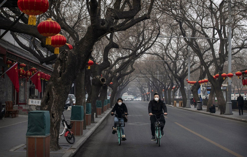 Người dân đeo mặt nạ khi đi trên đường ở thủ đô Bắc Kinh. Ảnh: Getty. Cách ly 56 triệu dân - lo động thái chưa từng có của Trung Quốc phản tác dụng