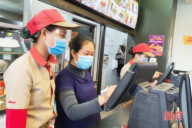 Người dân Hà Tĩnh chủ động đeo khẩu trang nơi công cộng phòng virus Corona