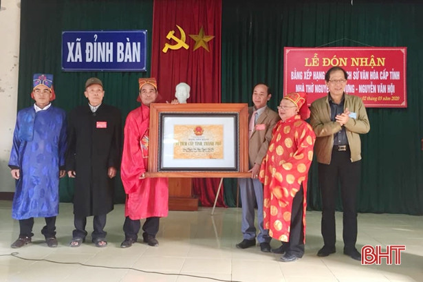 Đón bằng Di tích lịch sử - văn hóa cấp tỉnh Nhà thờ Nguyễn Văn Vựng - Nguyễn Văn Hội