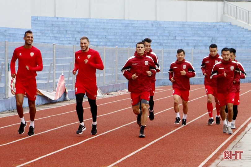 Hồng Lĩnh Hà Tĩnh “đội nắng” tập luyện cho ngày V.League trở lại