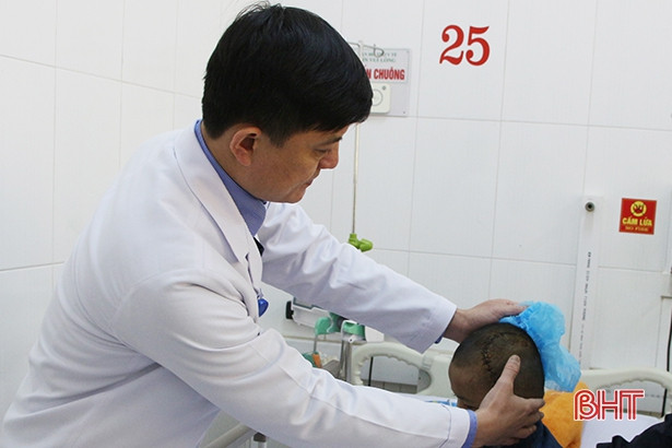 Bác sỹ Hà Tĩnh cứu bé gái thoát khỏi “tử thần” sau chấn thương sọ não nặng