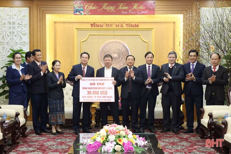 Lãnh đạo Bôlykhămxay chúc mừng Đảng bộ Hà Tĩnh nhân kỷ niệm 90 năm thành lập