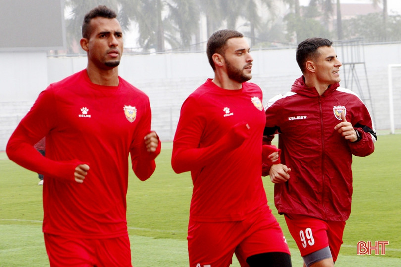 Thầy trò HLV Phạm Minh Đức ra sân tập luyện, chuẩn bị mùa giải mới