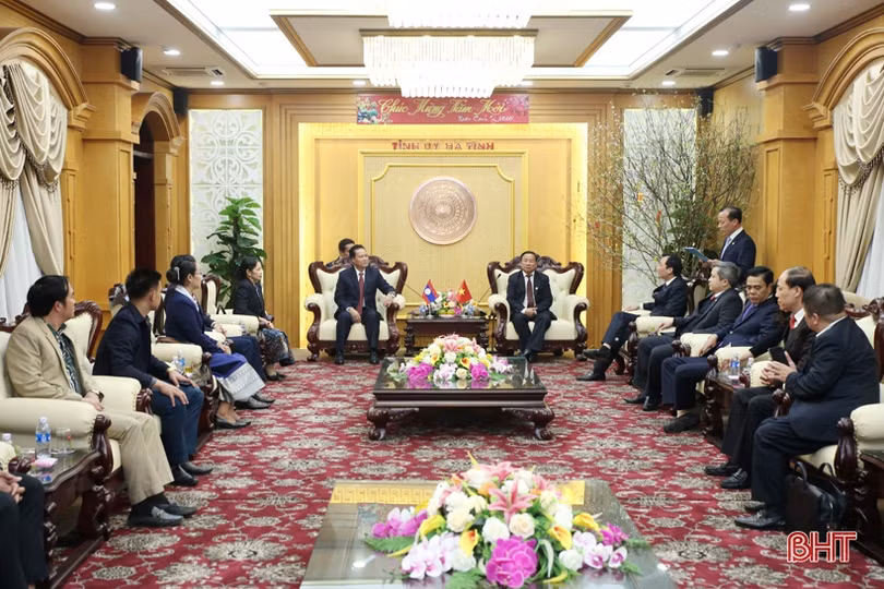 Lãnh đạo Bôlykhămxay chúc mừng Đảng bộ Hà Tĩnh nhân kỷ niệm 90 năm thành lập