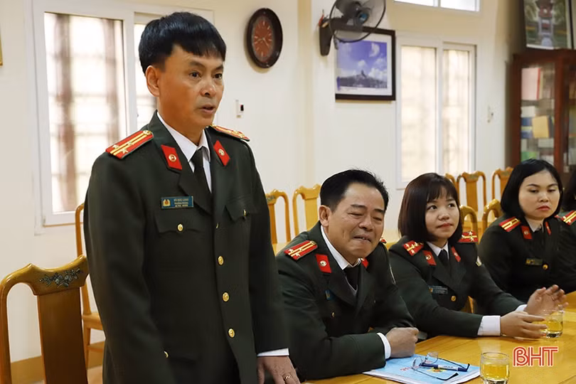 Gần 800 người đến làm thủ tục hộ chiếu, giấy thông hành 2 ngày đầu làm việc