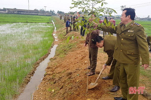 Trồng cây xanh mừng 90 năm thành lập Đảng