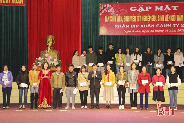 Nghi Xuân khen thưởng 351 sinh viên giỏi đầu xuân mới