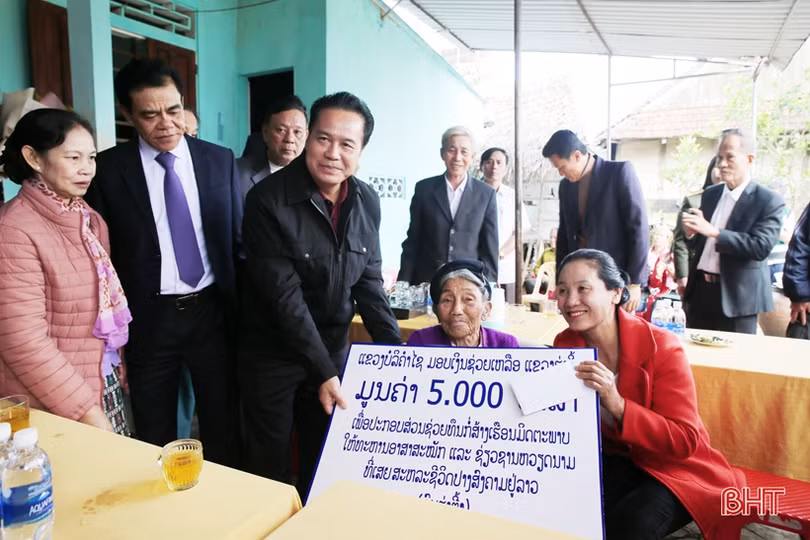 Lãnh đạo Bôlykhămxay chúc mừng Đảng bộ Hà Tĩnh nhân kỷ niệm 90 năm thành lập