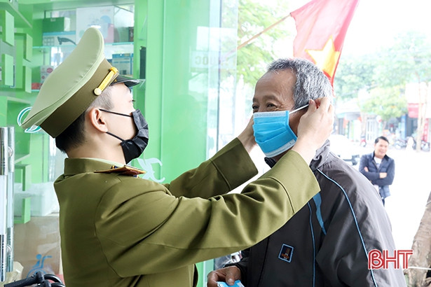 Nhiều hiệu thuốc, doanh nghiệp ở Hà Tĩnh phát khẩu trang miễn phí ảnh 6 Nhiều hiệu thuốc, doanh nghiệp ở Hà Tĩnh phát khẩu trang miễn phí