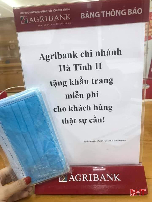 Nhiều hiệu thuốc, doanh nghiệp ở Hà Tĩnh phát khẩu trang miễn phí ảnh 7 Nhiều hiệu thuốc, doanh nghiệp ở Hà Tĩnh phát khẩu trang miễn phí