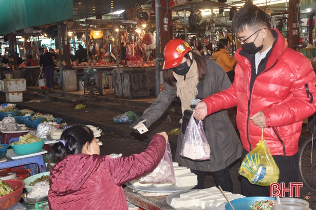 Người dân Hà Tĩnh chủ động đeo khẩu trang nơi công cộng phòng virus Corona