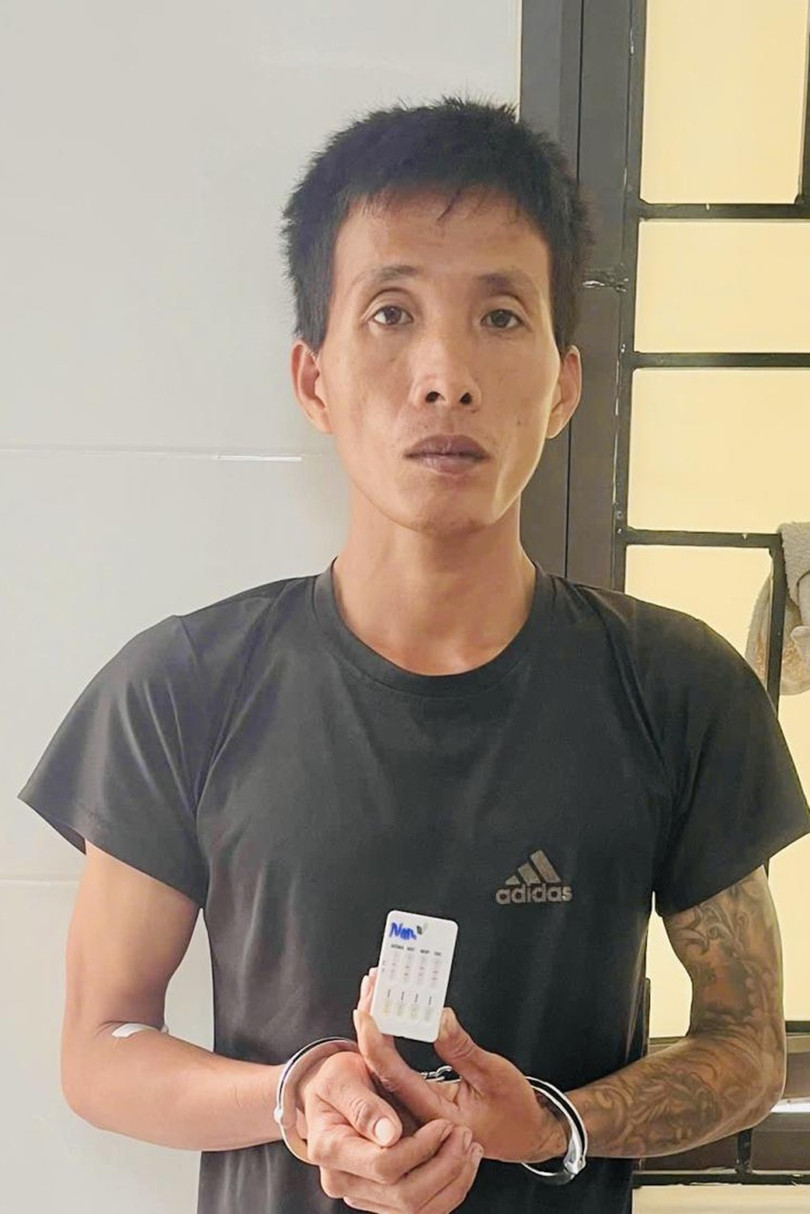Nguyễn Văn Nam (SN 1994, trú thôn Kỳ Tây, xã Cổ Đạm) – người đàn ông bạo hành con riêng của vợ bị công an bắt giữ. Ảnh CAHT 1.jpg