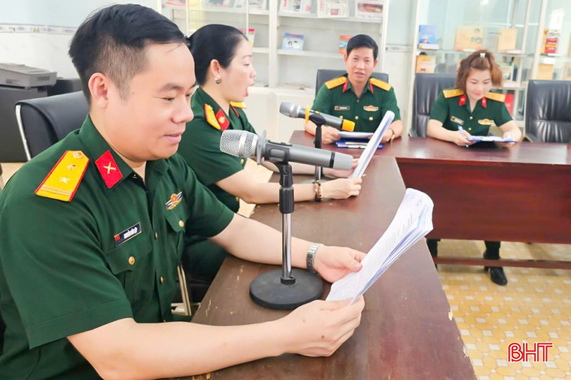 Trung tá Nguyễn Hữu Lập mất 2 tháng ròng rã để rèn luyện giọng đọc khoẻ, vang và hùng tráng cùng đồng đội. bqbht_br_l3.jpg