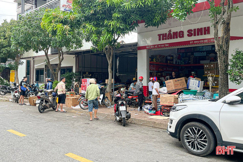 Nhiều cửa hàng kinh doanh máy phát điện rơi vào tình trạng “cháy hàng” trong những ngày sau bão số 5. bqbht_br_1.jpg