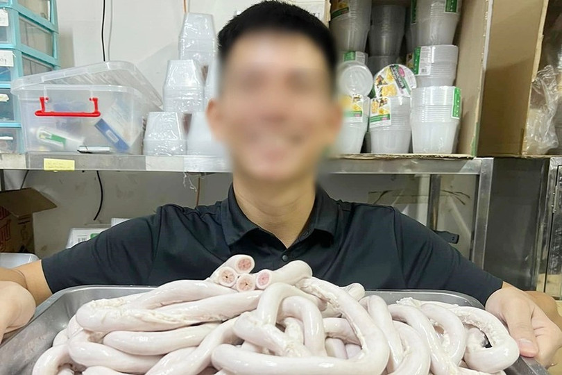 Chủ quán ăn chuyên kinh doanh lòng se điếu ở Hà Nội – người "nổ" có cỗ lòng se điếu dài tới 40m. Ảnh: Facebook. l1.jpg