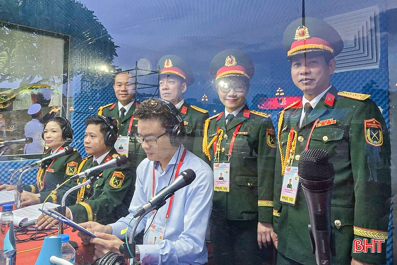 Với vai trò tổ trưởng tổ thuyết minh của chương trình, Thượng tá Nguyễn Hữu Lập (ngoài cùng bên trái, hàng sau) cùng đồng đội kiên trì tập luyện để buổi lễ thành công tốt đẹp. bqbht_br_t5-31.jpg