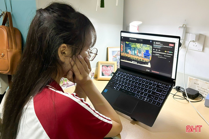 Thời gian này, chị Nga luôn dõi theo các video về sự kiện A80 ở trên mạng xã hội bằng lòng tự hào dân tộc. bqbht_br_c4.jpg