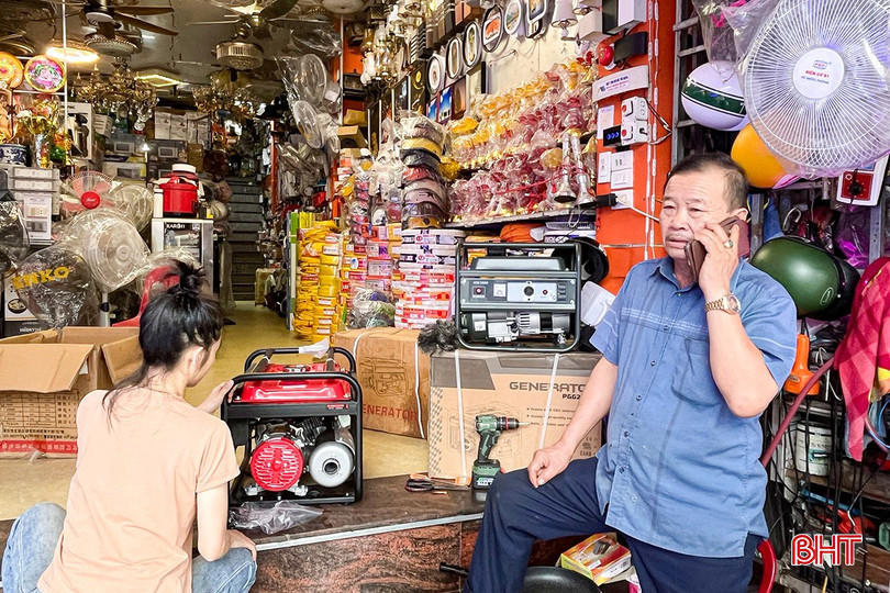 Sau bão, ông Bùi Văn Xuân nhận được khá nhiều cuộc điện thoại hỏi tư vấn về các dòng máy phát điện giá rẻ. bqbht_br_i8.jpg