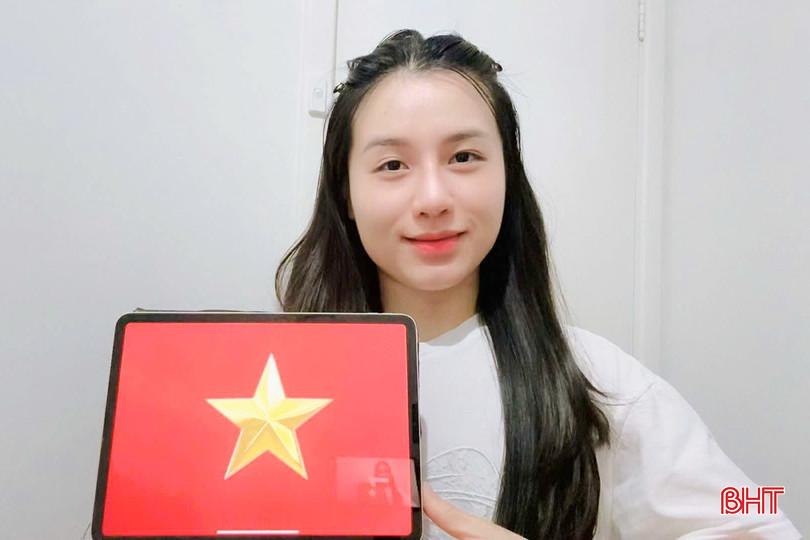Chị Trương Anh Trúc tự hào "check - in" bên cờ đỏ sao vàng để đăng lên mạng xã hội dịp Tết Độc lập. bqbht_br_c1.jpg