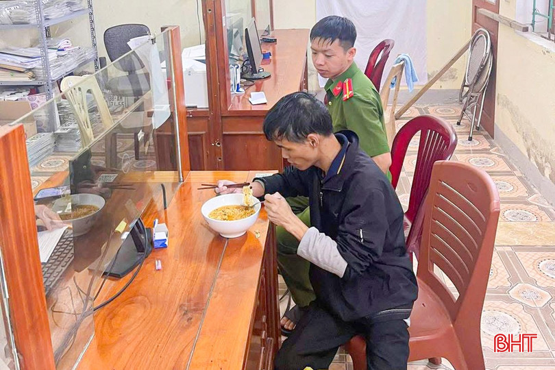 ប៉ូលីសឃុំ Dong Loc បានរៀបចំអាហារបណ្ដោះអាសន្ន បន្ទាប់ពីឃើញថា វៀត បង្ហាញរោគសញ្ញាអស់កម្លាំង។ bqbht_br_t7.jpg