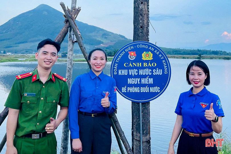 Đoàn thanh niên - Công an xã Kỳ Khang (huyện Kỳ Anh) cắm biển báo phòng chống đuối nước. bqbht_br_doan-thanh-nien-cong-an-xa-ky-khang-huyen-ky-anh-cam-bien-bao-phong-chong-duoi-nuoc.jpg