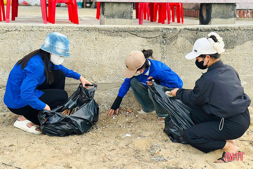Gần 200 cán bộ, đoàn viên thanh niên, lực lượng vũ trang tham gia dọn vệ sinh bãi biển Thiên Cầm (Cẩm Xuyên) hưởng ứng Chiến dịch Thanh niên tình nguyện hè năm 2025. bqbht_br_gan-200-can-bo-doan-vien-thanh-nien-luc-luong-vu-trang-tham-gia-don-ve-sinh-bai-bien-thien-cam-cam-xuyen-huong-ung-chien-dich-thanh-nien-tinh-nguyen-he-nam-2025.jpg