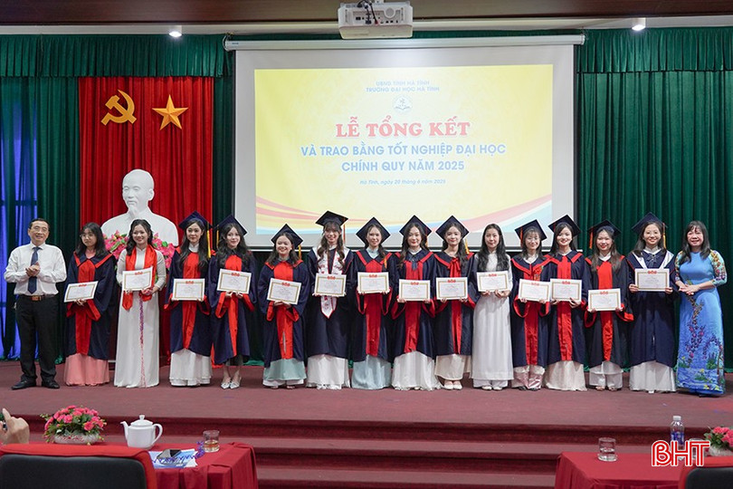 Hiệu trưởng Trường Đại học Hà Tĩnh trao khen thưởng cho sinh viên có thành tích cao trong khóa học 2021–2025. bqbht_br_1dsc09907.jpg