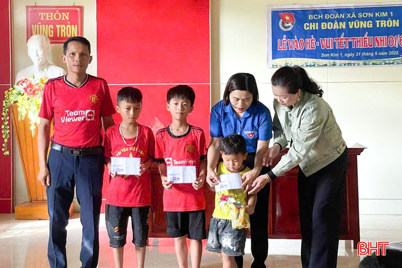 Chi đoàn thôn Vũng Tròn, xã Sơn Kim 1 (huyện Hương Sơn) tặng quà cho thiếu nhi nhân Ngày quốc tế Thiếu nhi. bqbht_br_chi-doan-thon-vung-tron-xa-son-kim-1-huyen-huong-son-tang-qua-cho-thieu-nhi-nhan-ngay-quoc-te-thieu-nhi-01-6.jpg